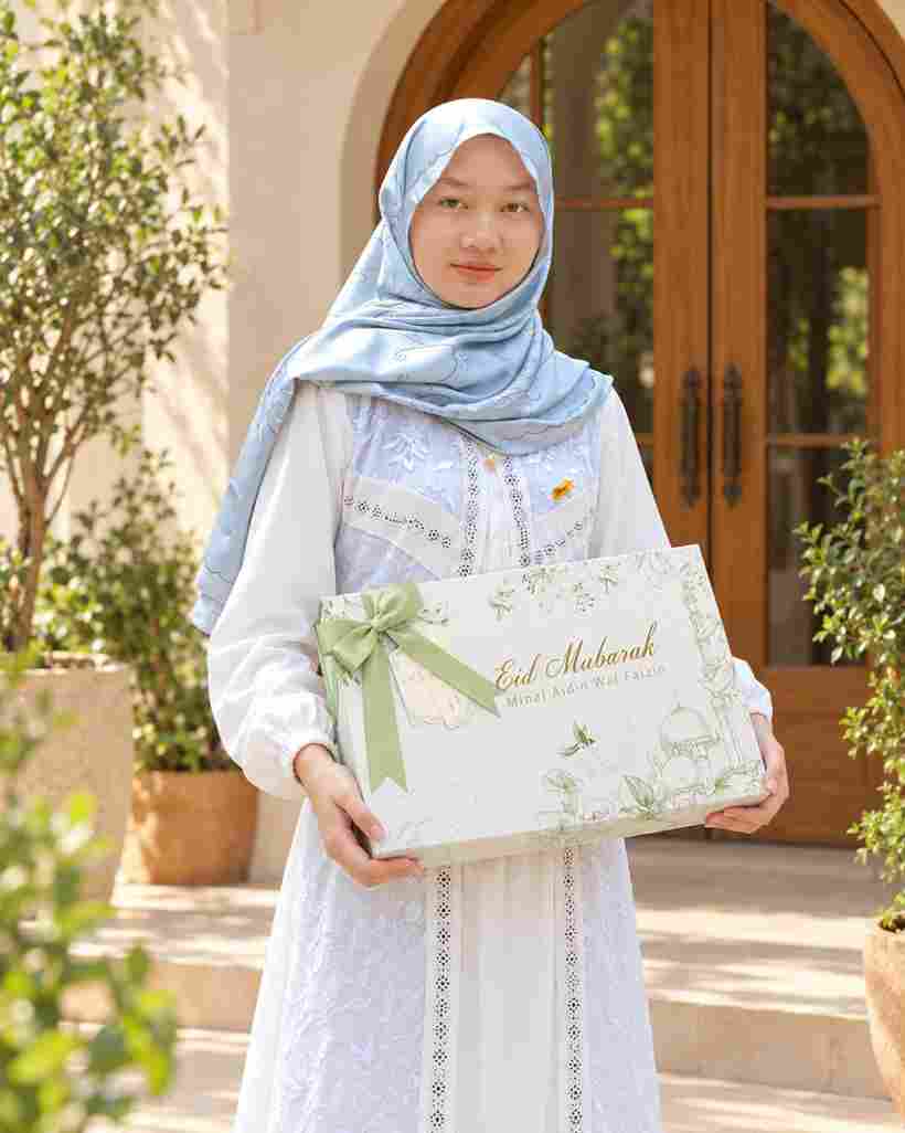 Rangkaian Hampers Lebaran Eksklusif Hijau Mint dengan Nastar dan Sajadah